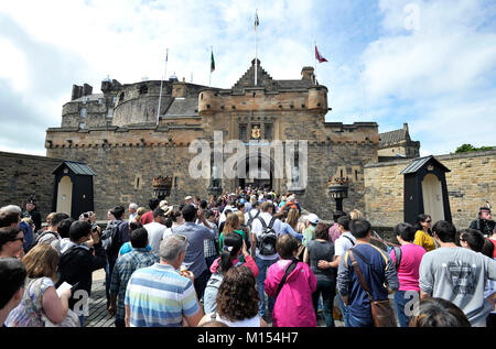 Touristen auf der Esplanade in Edinburgh Castle, Edinburgh, Schottland. Stockfoto