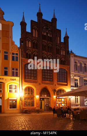 Historische Wulflamhouse auf dem Alten Markt in der Dämmerung, Stralsund, Mecklenburg-Vorpommern, Deutschland, Europa ich Alter Markt mit Wulflamhaus bei Abenddämmerung, EIN Stockfoto