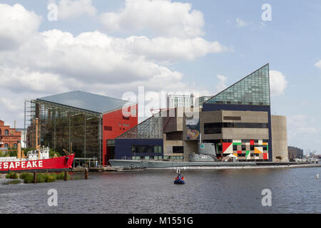 Das National Aquarium gesehen über den Baltimore Inner Harbor, Baltimore, Maryland, USA. Stockfoto