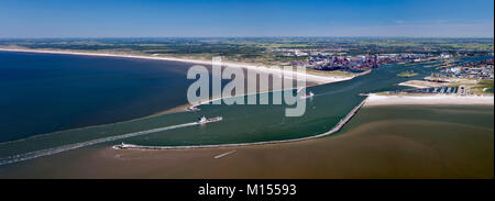 Die Niederlande, IJmuiden, Antenne, Eingang der Nordsee Kanal. Tata Steel Factory. Panoramablick. Stockfoto