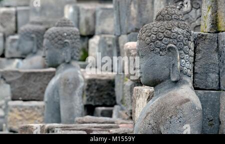 Borobudur buddhistischen Tempel in der Insel Java in Indonesien. Detail der Buddhistischen geschnitzte Relief in Borobudur Tempel in Yogyakarta, Java, Indonesien. Stockfoto