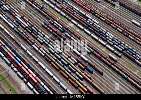 Die Niederlande, Zwijndrecht, Zug rangieren Hof namens Kijfhoek. Luft. Stockfoto