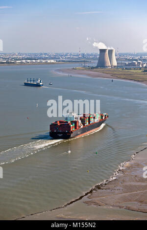 Die Niederlande, Nieuw Namur, Container schiff in der Westerschelde. Hintergrund von Kernkraftwerken und industriellen Bereich von Antwerpen (Belgien). Antenne Stockfoto