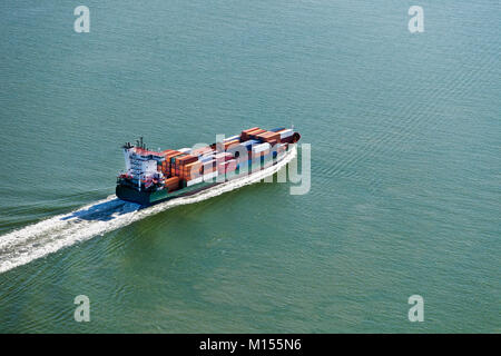 Den Niederlanden, Nieuw Namen. Containerschiff im Fluss der Westerschelde. Luft. Stockfoto