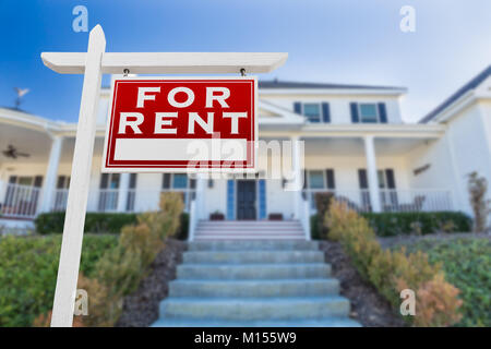 Nach rechts gerichteter zum Mieten Immobilien Schild vor dem Haus. Stockfoto