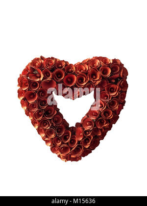 Herz geformte Kranz aus Blumen. Symbol der Liebe, Romantik oder Valentines. Auf weissem Hintergrund. Stockfoto