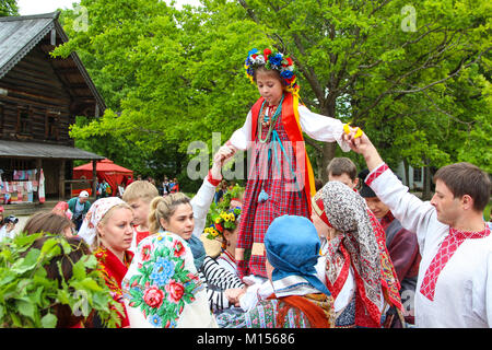 Wiederaufbau der Pike's der alten slawischen heidnische Riten' / 'walking Ährchen." Mädchen und Frauen im Russischen traditionelle Kleidung, Trinity Festlichkeiten' Stockfoto