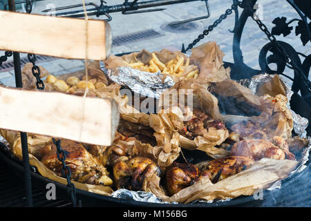 Holzbrett für Menü, großes Barbecue Grill von Fleisch für den Hintergrund. Gebratene Rippen, Huhn, Schwein, Pute, Bratkartoffeln. Stockfoto