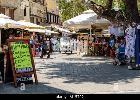 RHODES, Griechenland - AUGUST 2017: Straße von Rhodos Stadt mit vielen Geschäften und Bars. Die Insel Rhodos, Griechenland. Stockfoto