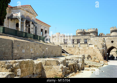 Alte Gebäude Ruinen im Schloss von Rhodos Stadt auf der Insel Rhodos, Griechenland Stockfoto