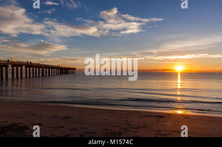 Golden sunrise bei Sunny Isles Beach, Florida, USA. Stockfoto