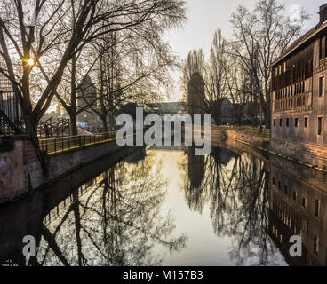 Blick von der "Petite France", dem historischen mittelalterlichen Viertel der Stadt Straßburg, Frankreich. Am späten Nachmittag im Winter Geschossen. Stockfoto