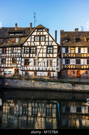 Ikonischen historischen mittelalterlichen Häusern im touristischen Viertel "Petite France" in Straßburg, Frankreich. Stockfoto