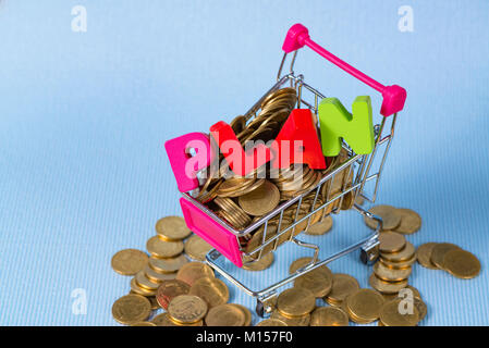 PLAN Holz- text und Stapel von Münzen mit Warenkorb oder Supermarkt Trolley, Wirtschaft Finanzen shopping Konzept Idee. Stockfoto