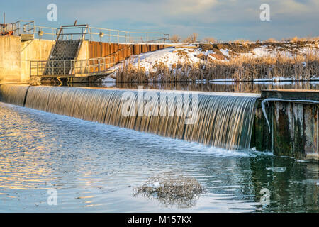 Fluss Flusswehr am St. Vrain Creek im northern Colorado in der Nähe von Platteville, Winterlandschaft Stockfoto