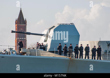 4.5 "Main Gun Montage auf die britische Royal Navy Typ 23 Fregatte HMS Westminster, gesehen aus Portsmouth Harbour, UK am 25. Januar 2018. Stockfoto