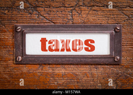Steuern von Tag-File Cabinet Label, bronze Inhaber gegen Grunge und zerkratzte Holz Stockfoto