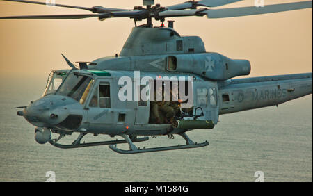 Der stellvertretende Kommandant des Marine Corps Gen. Glenn M. Walters fliegt in einer UH-1Y Venom (Huey) zum Camp Schwab, Okinawa, Japan, November 9, 2017. Okinawa ist die Heimat von sieben Marine Corps Basen und ist in der Lage, kontinuierliche base-operative Unterstützung für Mieter Organisationen und Folgen - auf US-amerikanischen und alliierten während der Ausbildung, Kampf oder blindbewerbungen im gesamten Indo-Asia Pacific Region. (U.S. Marine Corps Foto von Cpl. Hailey D. Clay) Stockfoto