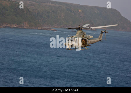 Der stellvertretende Kommandant des Marine Corps Gen. Glenn M. Walters fliegt in einer UH-1Y Venom (Huey) zum Camp Schwab, Okinawa, Japan, November 9, 2017. Okinawa ist die Heimat von sieben Marine Corps Basen und ist in der Lage, kontinuierliche base-operative Unterstützung für Mieter Organisationen und Folgen - auf US-amerikanischen und alliierten während der Ausbildung, Kampf oder blindbewerbungen im gesamten Indo-Asia Pacific Region. (U.S. Marine Corps Foto von Cpl. Hailey D. Clay) Stockfoto