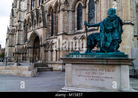 York, Vereinigtes Königreich - 11/18/2017: Statue von CONSTATINE die Große außerhalb des York Minster, während des Tages genommen Stockfoto