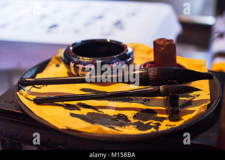 Kalligraphie Bürsten mit schwarzer Tinte, Chengdu, China Stockfoto