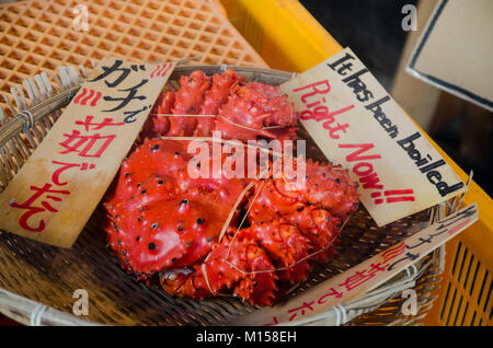 Anzeigen von frischem Ryan Krabben im Nijo Fischmarkt in Sapporo, der größten Stadt auf der nördlichen Insel Hokkaido. Ryan Krabbe ist ein Muss versuchen in Hokkaido Stockfoto