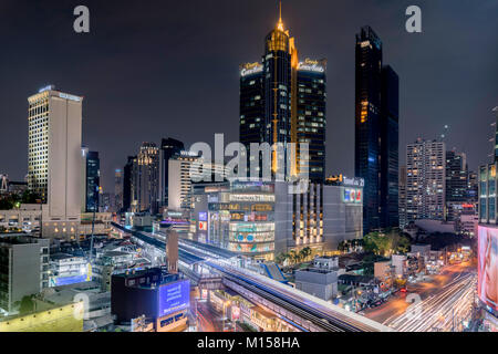 BANGKOK, THAILAND - 26. JANUAR 2018: Leichte Wanderwege die Straße an der Bangkok Asok Kreuzung Licht. Stockfoto