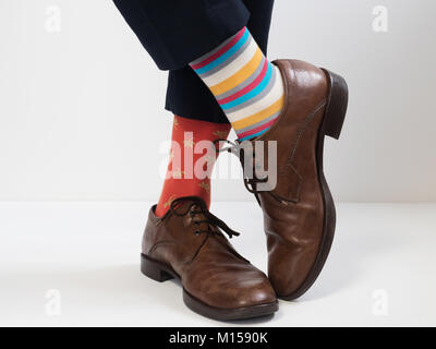 Männer Fuß in der schicke Schuhe und Socken. Für Männer. Vintage Schuhe Stockfoto