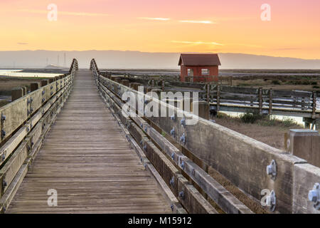 Holzbrücke und Log Cabin Landschaft. Stockfoto