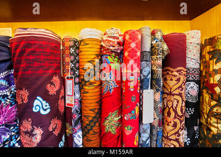 Auswahl der Batikgewebe zum Verkauf in Hamzah Batik Shop. Yogyakarta, Java, Indonesien. Stockfoto