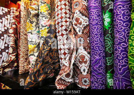 Auswahl der Batikgewebe zum Verkauf in Hamzah Batik Shop. Yogyakarta, Java, Indonesien. Stockfoto