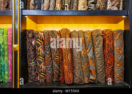 Auswahl der Batikgewebe zum Verkauf in Hamzah Batik Shop. Yogyakarta, Java, Indonesien. Stockfoto