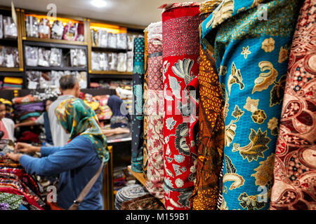 Auswahl der Batikgewebe zum Verkauf in Hamzah Batik Shop. Yogyakarta, Java, Indonesien. Stockfoto