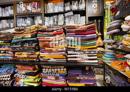 Stapel gefalteter Batik Shirts zum Verkauf in Hamzah Batik Shop. Yogyakarta, Java, Indonesien. Stockfoto