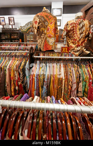 Traditionelle Indonesische Batik Seide Shirts zum Verkauf in Hamzah Batik Shop. Yogyakarta, Java, Indonesien. Stockfoto