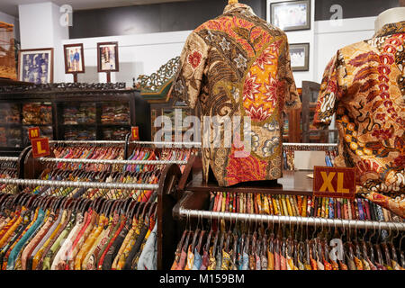 Traditionelle Indonesische Batik Seide Shirts zum Verkauf in Hamzah Batik Shop. Yogyakarta, Java, Indonesien. Stockfoto