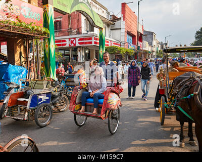 Rikscha mit Passagier in der Malioboro Street. Yogyakarta, Java, Indonesien. Stockfoto