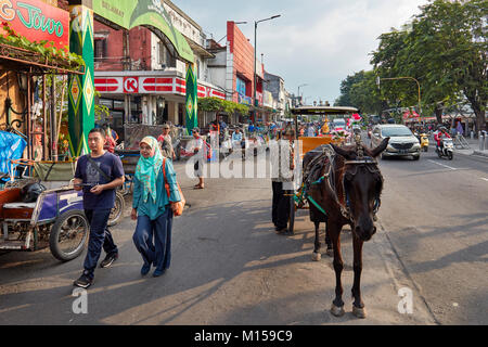 Menschen zu Fuß entlang der Malioboro Street. Yogyakarta, Java, Indonesien. Stockfoto