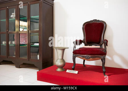 Sessel in der Kraton Yogyakarta (Keraton Ngayogyakarta Hadiningrat), Sultan's Palace Complex. Yogyakarta, Java, Indonesien. Stockfoto
