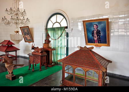 Aus geschnitztem Holz Objekte in der Kraton Yogyakarta angezeigt (Ngayogyakarta Hadiningrat Keraton), Sultan's Palace Complex. Yogyakarta, Java, Indonesien. Stockfoto