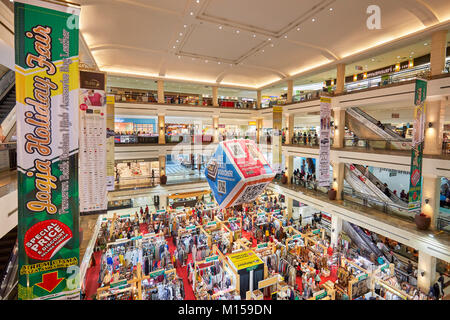 Innenraum der Ambarrukmo Plaza Shopping Mall. Yogyakarta, Java, Indonesien. Stockfoto