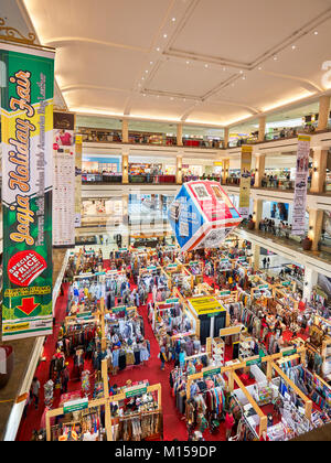 Innenraum der Ambarrukmo Plaza Shopping Mall. Yogyakarta, Java, Indonesien. Stockfoto