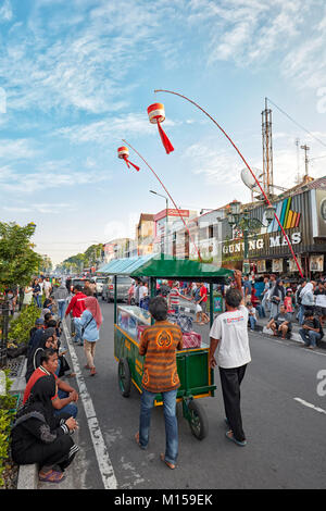 Straßenhändler drängen ihre mobilen stall Malioboro Street entlang. Yogyakarta, Java, Indonesien. Stockfoto