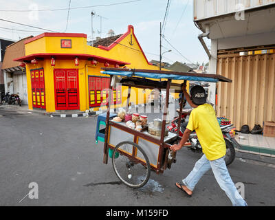 Street Hersteller seine mobile Essen zusammen Ketandan Wetan Straße abgewürgt. Yogyakarta, Java, Indonesien. Stockfoto