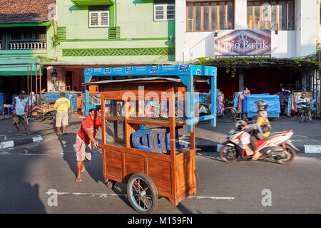 Street Hersteller seine mobile Stall über Malioboro Street entfernt. Yogyakarta, Java, Indonesien. Stockfoto