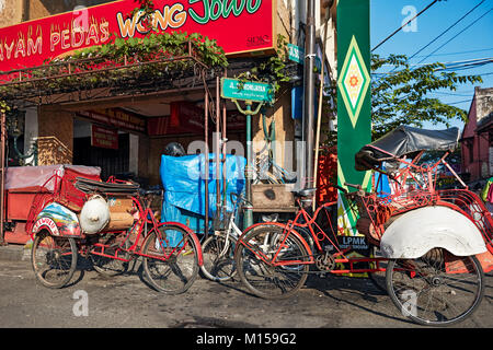 Alten Zyklus Taxis auf Malioboro Straße geparkt. Yogyakarta, Java, Indonesien. Stockfoto