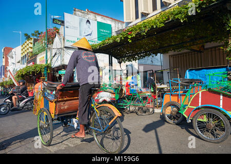 Cycle rickshaw entlang Malioboro Street fahren. Yogyakarta, Java, Indonesien. Stockfoto