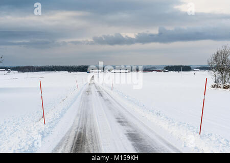 Land straße mit Schnee Pfähle bei der schwedischen Insel Oland Stockfoto