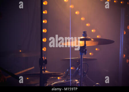 Live musik Foto, drum Set mit Zimbeln und Bühne leuchtet auf einem Hintergrund Stockfoto