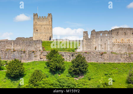 Ein Sommer Blick von außen das Gelände des Richmond Castle in Yorkshire, England. Stockfoto